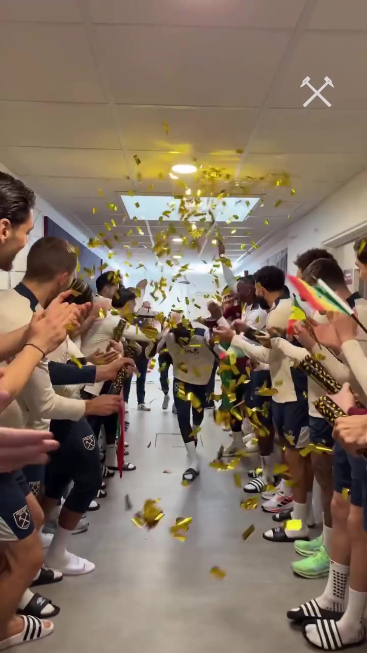 必赢下载-载誉归来！西汉姆全队热烈欢迎非洲杯冠军迪乌夫凯旋